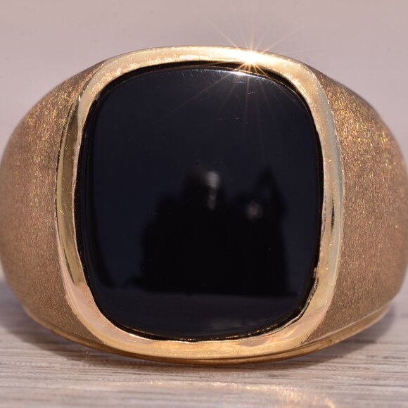 Vintage Gentleman's Onyx Ring in Yellow Gold